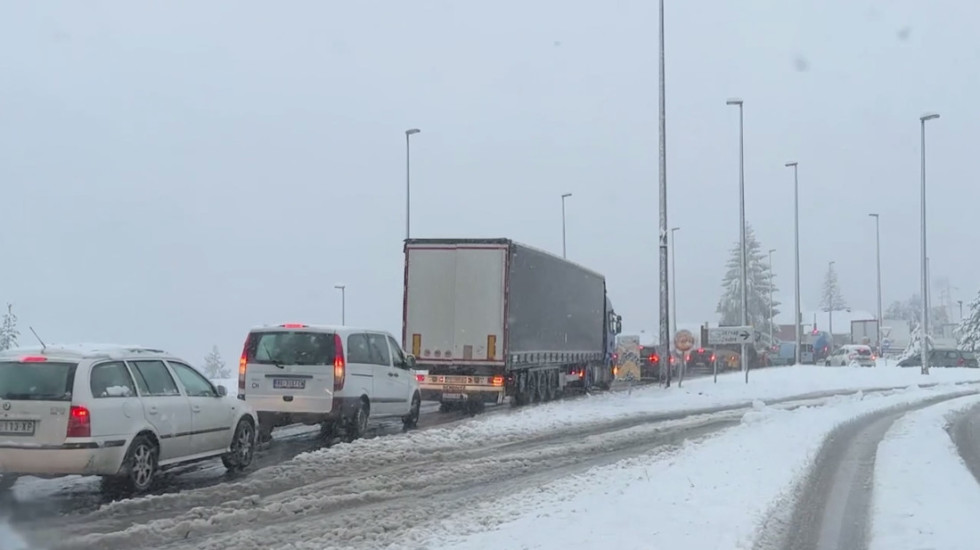 Sneg izazvao velike probleme širom regiona: Saobraćaj otežan u Hrvatskoj i BiH, u Crnoj Gori evakuisane porodice