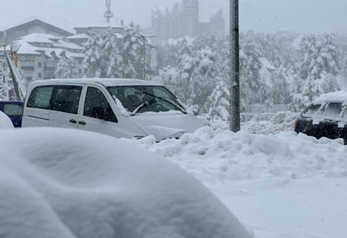 (FOTO) Deo Srbije zavejan: Vanredna situacija u četiri opštine, u Crnoj Travi spaseno osam osoba