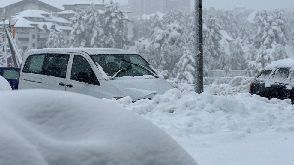 (FOTO) Deo Srbije zavejan: Vanredna situacija u četiri opštine, u Crnoj Travi spaseno osam osoba