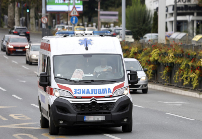 Dve osobe poginule, jedna povređena u sudaru kombija i automobila kod Laćarka