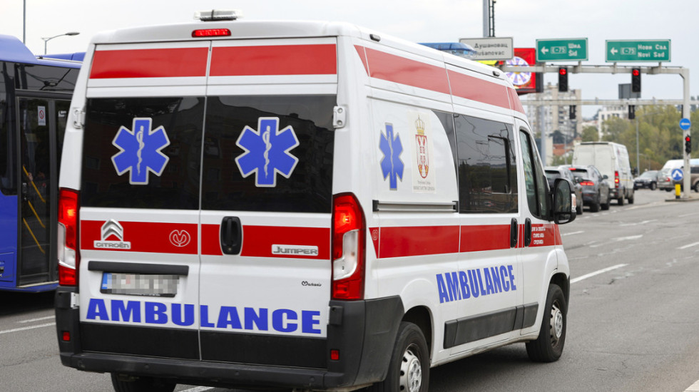 Hitna pomoć: Dvojica muškaraca u Borči izbodena nožem