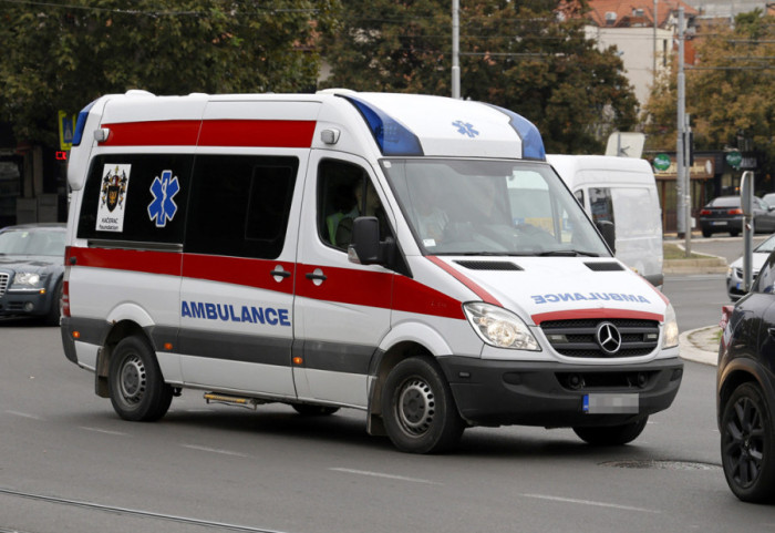 Otac i dvoje dece povređeni u sudaru kombija i automobila kod Mladenovca