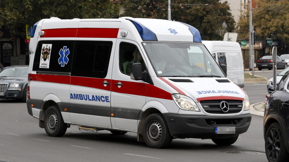 Otac i dvoje dece povređeni u sudaru kombija i automobila kod Mladenovca