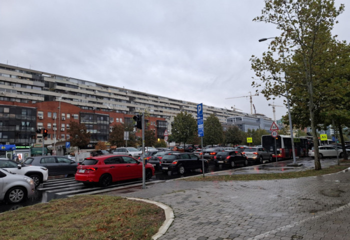 (FOTO) Saobraćajni kolaps u Beogradu: Vozila mile na Gazeli i Pančevačkom mostu, sudar kod Sava centra
