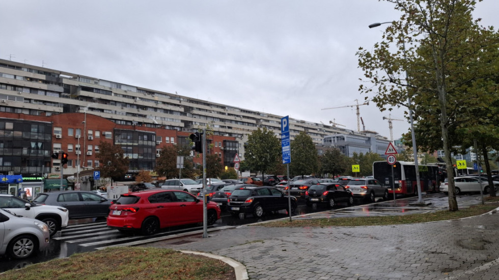 (FOTO) Saobraćajni kolaps u Beogradu: Vozila mile na Gazeli i Pančevačkom mostu, sudar kod Sava centra