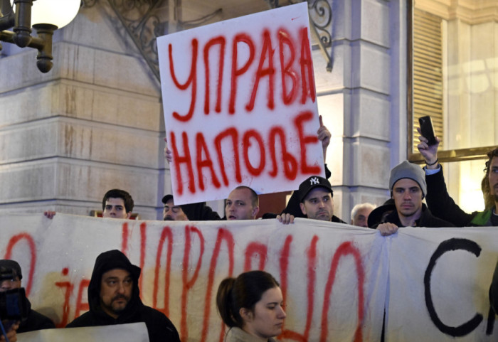 (FOTO) "Narodno je - narodno": Protest građana i studenata ispred Narodnog pozorišta