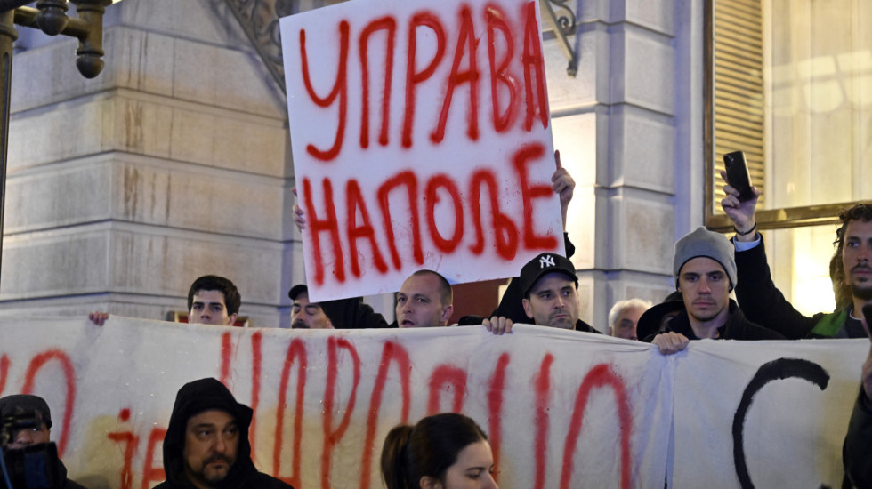 (FOTO) "Narodno je - narodno": Protest građana i studenata ispred Narodnog pozorišta
