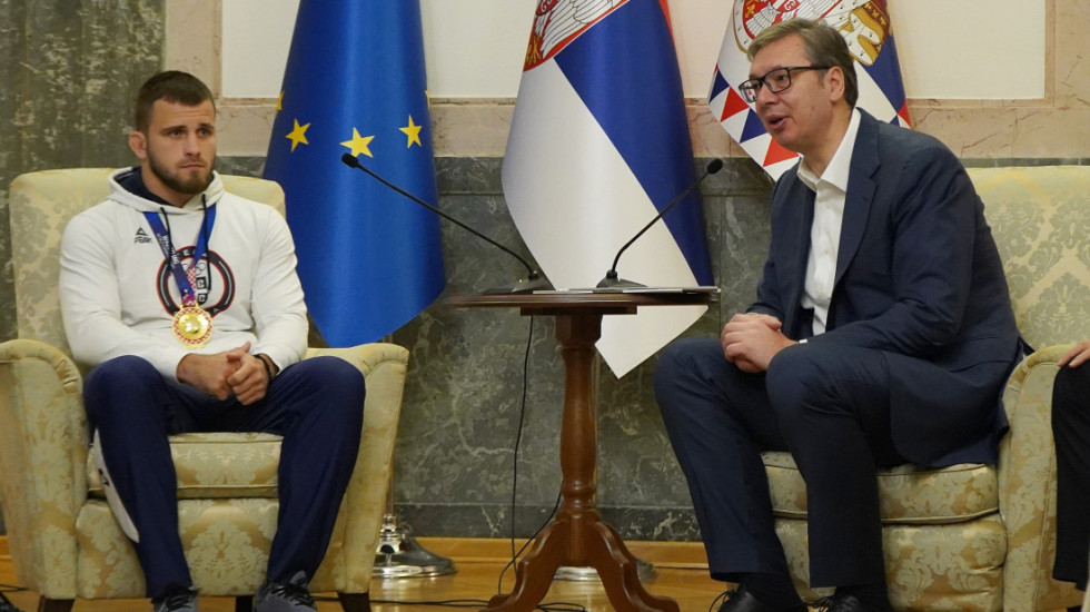 Vučić dočekao osvajača zlatne medalje Aleksandra Komarova: "Zahvalnost za sve što je učinio za Srbiju"