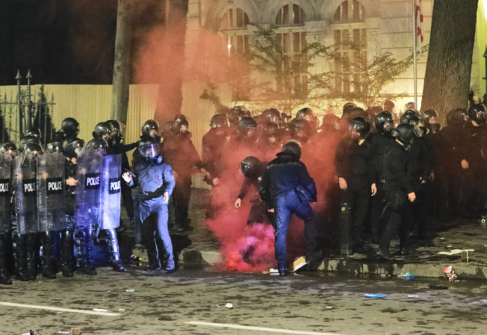 (FOTO) Vladajuća partija "Gruzijski san" proglasila pobedu na lokalnim izborima, neredi u Tbilisiju