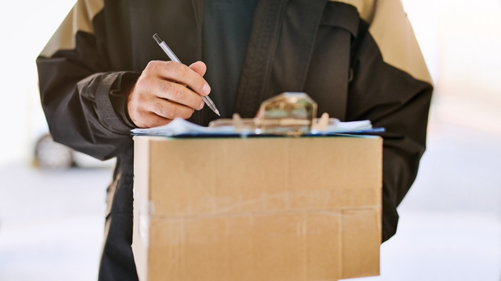 EU od jula 2026. uvodi privremenu taksu od tri evra na male pakete iz Kine i drugih zemalja van Unije