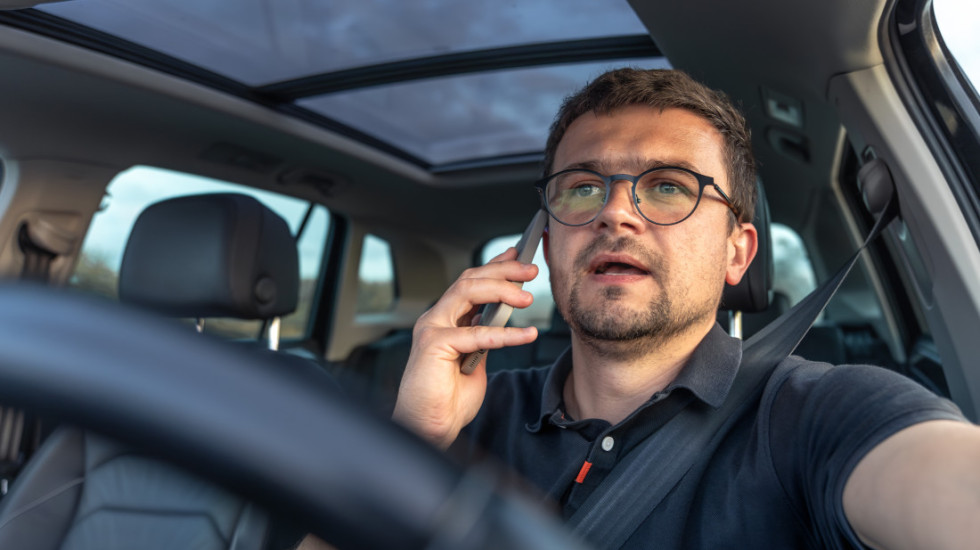 Akcija "Fokus na putu": Do 12. oktobra MUP sprovodi kontrolu korišćenja mobilnog telefona tokom vožnje
