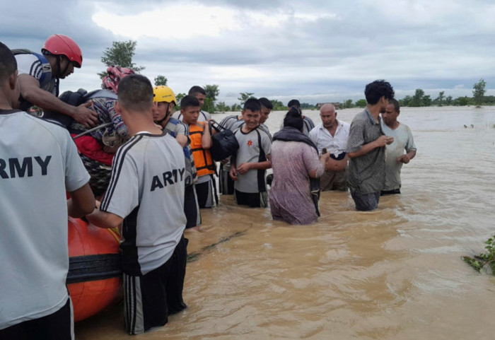 Raste broj žrtava u poplavama i klizištima u Indiji i Nepalu, najavljena evakuacija turista