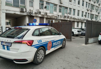 (FOTO) Uništen taksi u udesu u Podgorici, povređene dve osobe