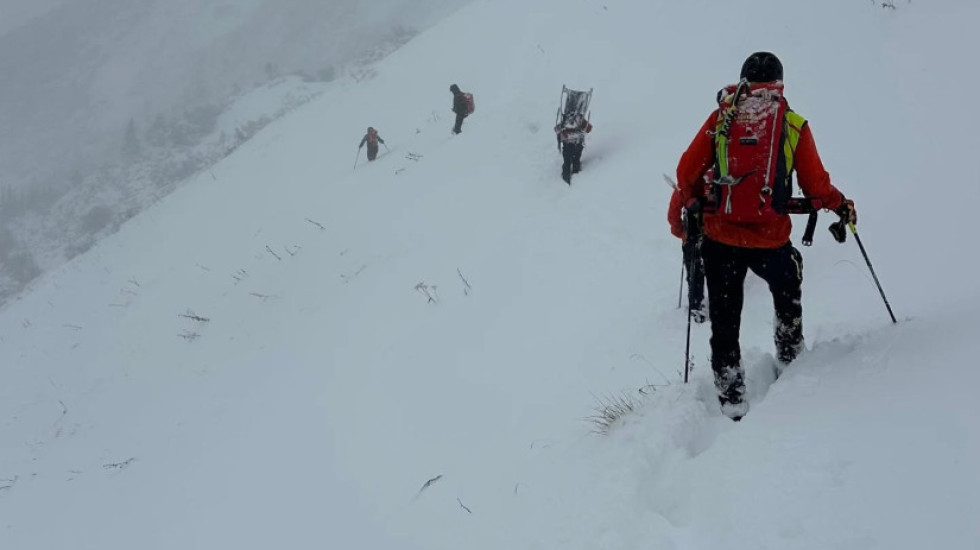 Dve osobe poginule, jedna teško povređena u lavini u italijanskim Alpima