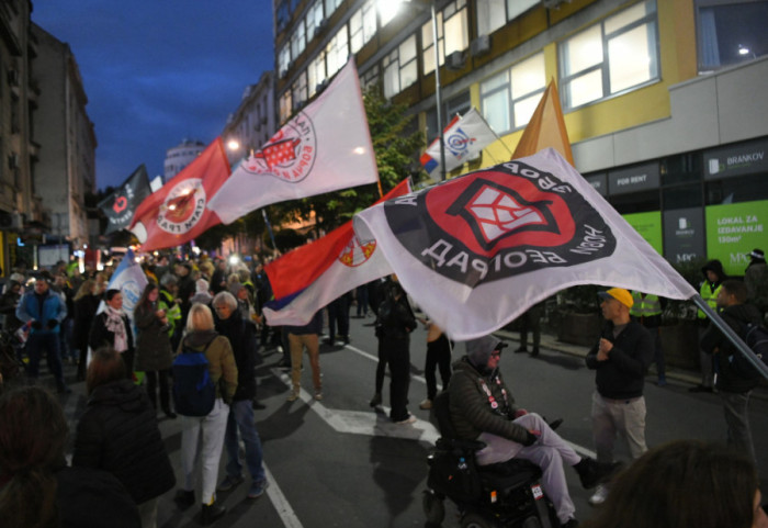 (FOTO) Protest "Lustracija - spisak postoji" ispred Agencije za sprečavanje korupcije: Blokirana raskrsnica u Novom Sadu