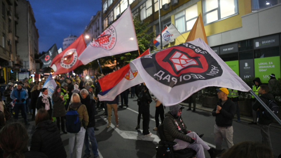 (FOTO) Protest "Lustracija - spisak postoji" ispred Agencije za sprečavanje korupcije: Blokirana raskrsnica u Novom Sadu