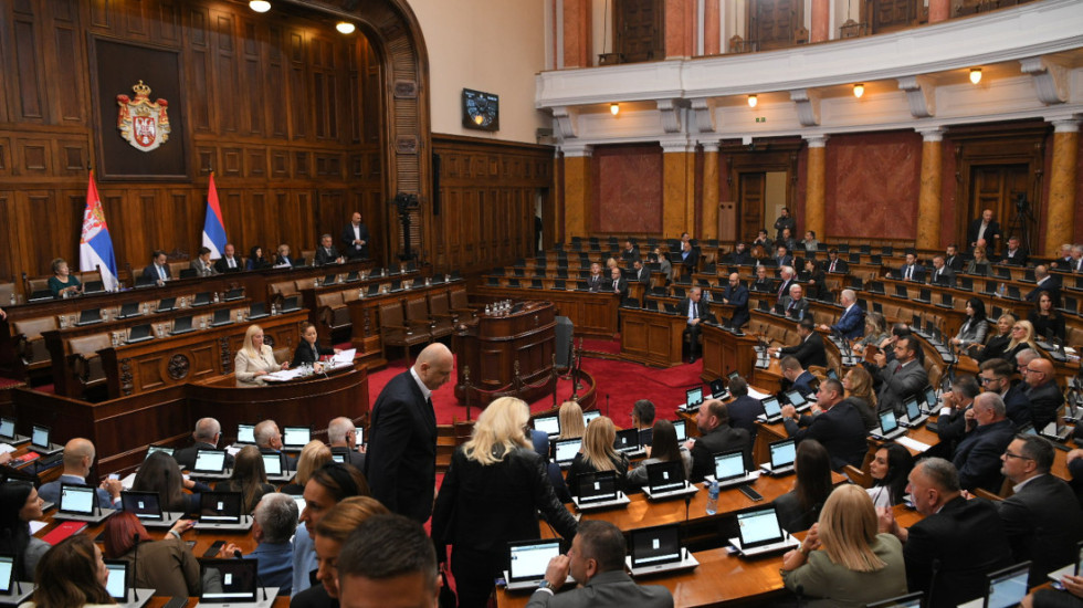 Nastavljena sednica Skupštine Srbije, poslanici raspravljaju o zakonu o legalizaciji bespravnih objekata