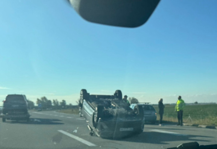 (FOTO) Udes na autoputu Beograd-Novi Sad: Automobil se prevrnuo na krov, jedna osoba povređena