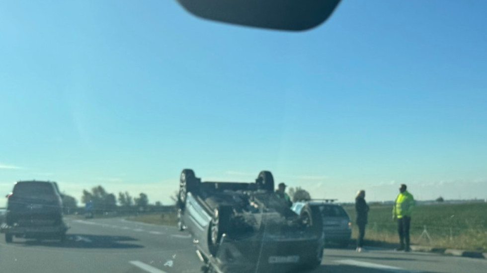 (FOTO) Udes na auto-putu Beograd - Novi Sad: Automobil se prevrnuo na krov, jedna osoba povređena