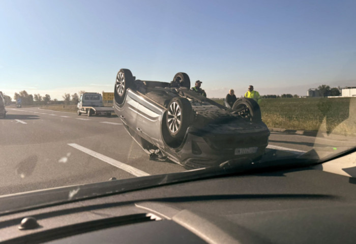 (FOTO) Udes na auto-putu Beograd - Novi Sad: Automobil se prevrnuo na krov, jedna osoba povređena