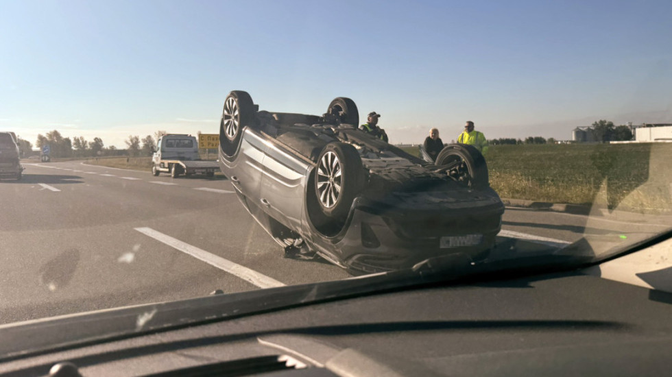 (FOTO) Udes na auto-putu Beograd - Novi Sad: Automobil se prevrnuo na krov, jedna osoba povređena