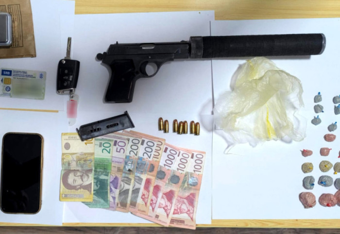 Pronađen pištolj sa prigušivačem i veća količina heroina: Uhapšen Obrenovčanin (26)