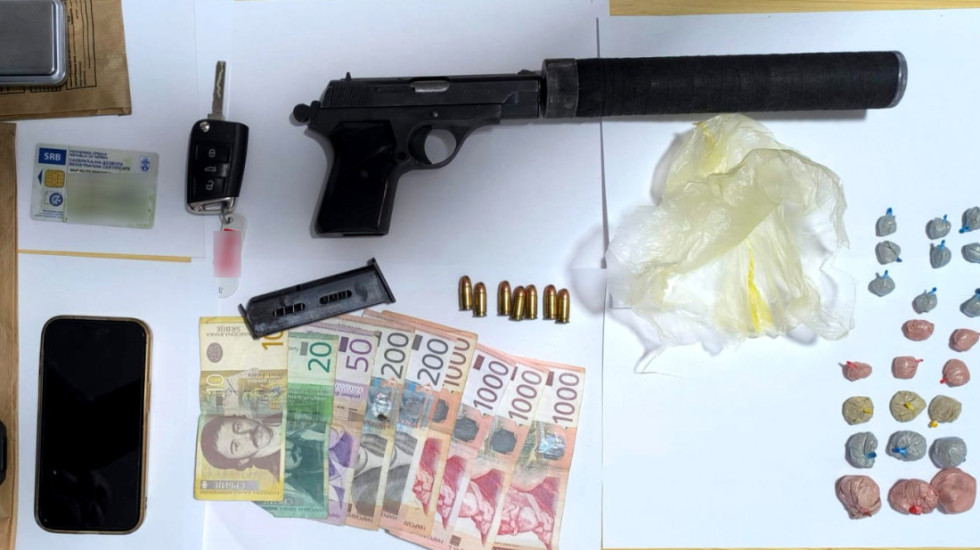 Pronađen pištolj sa prigušivačem i veća količina heroina: Uhapšen Obrenovčanin (26)