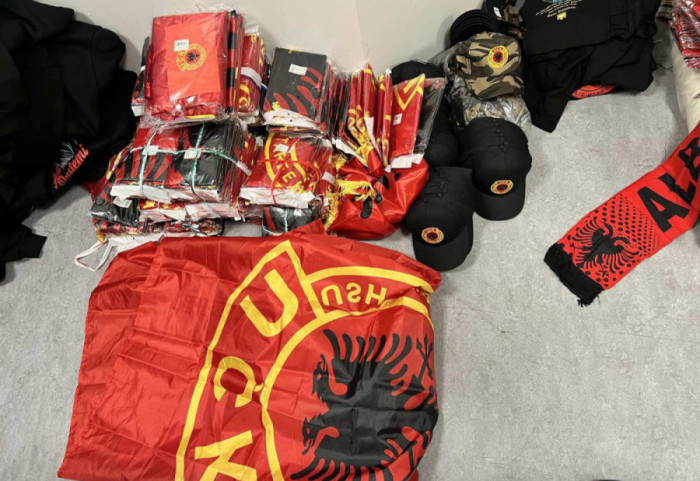 (FOTO) Uhapšen Albanac na prelazu Merdare: Pronađene zastave i garderoba sa natpisom UČK za utakmicu u Leskovcu