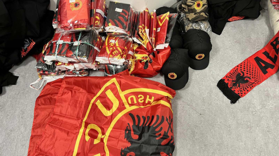 (FOTO) Uhapšen Albanac na prelazu Merdare: Pronađene zastave i garderoba sa natpisom UČK za utakmicu u Leskovcu