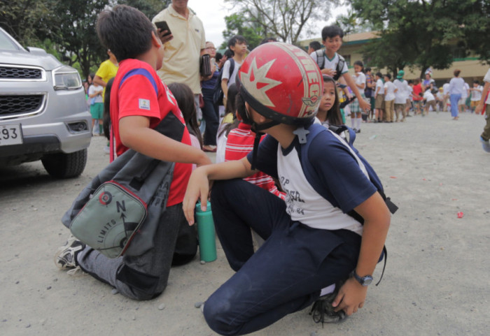 (FOTO/VIDEO) Filipine pogodio jak zemljotres: Najmanje dve osobe stradale, ukinuto upozorenje na cunami