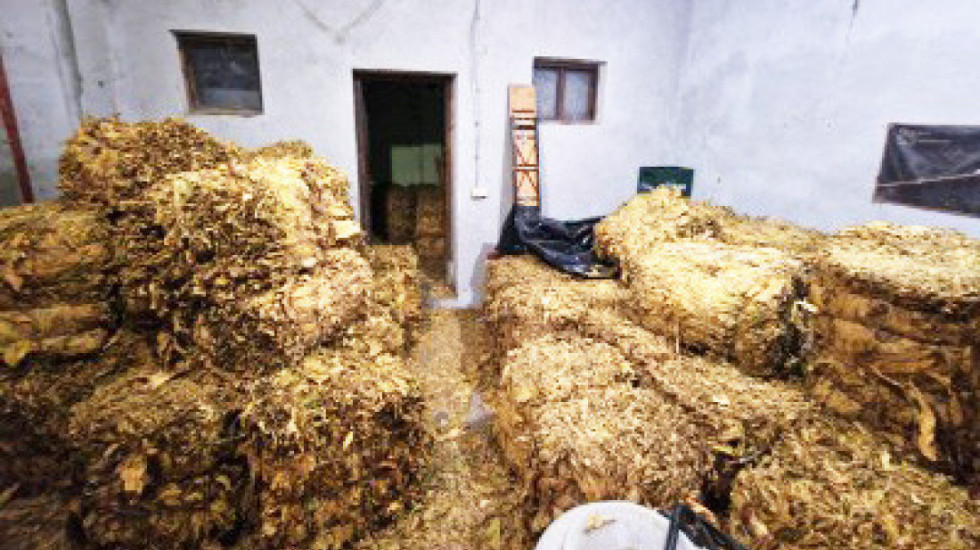 (FOTO) Trojac iz Kovina osumnjičen za držanje i prodaju duvana, oštetili budžet Srbije za 43 miliona dinara