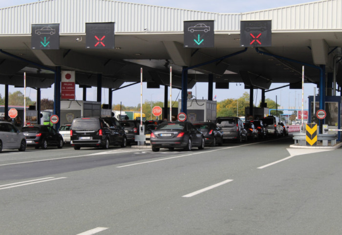 Gužve na granicama: Automobili čekaju sat vremena na Batrovcima i Bačkim Vinogradima, kamioni do četiri sata