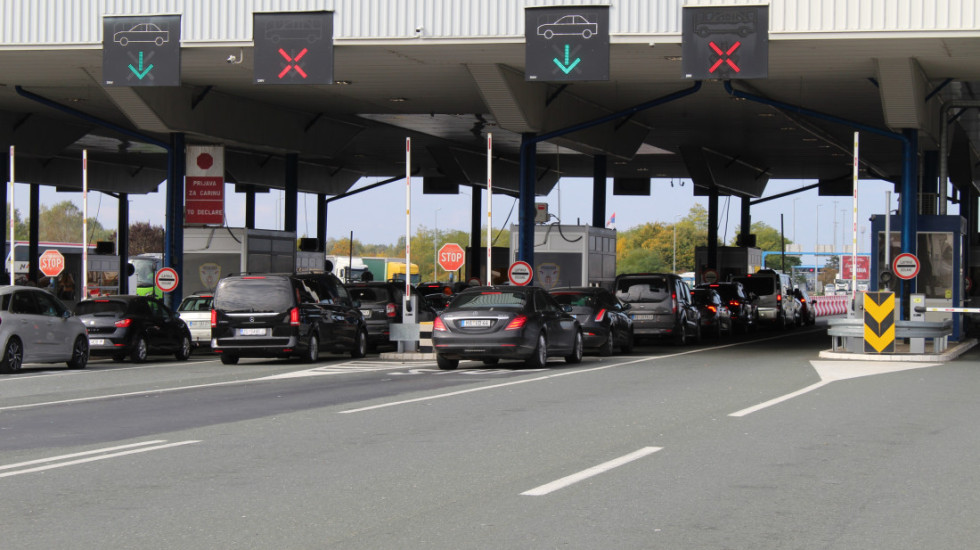 Gužve na granicama: Automobili čekaju sat vremena na Batrovcima i Bačkim Vinogradima, kamioni do četiri sata