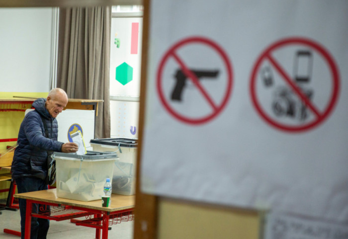 (FOTO/VIDEO) Lokalni izbori na KiM: Najveća izlaznost u srpskim sredinama, u Zvečanu do 15 sati glasala polovina birača
