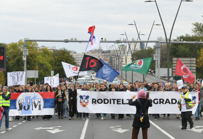 (FOTO) Protest podrške prosvetnim radnicima kod TC Ušće: Blokiran kružni tok, održano 16 minuta tišine