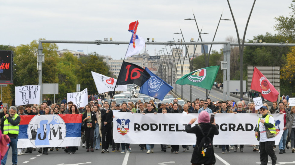 (FOTO) Protest podrške prosvetnim radnicima kod TC Ušće: Blokiran kružni tok, održano 16 minuta tišine