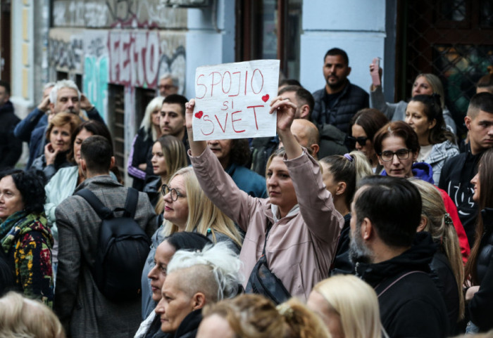 (VIDEO) "Vječna vatra" se gasi za Halida Bešlića: Hiljade građana u desetinama gradova se oprašta od legendarnog pevača