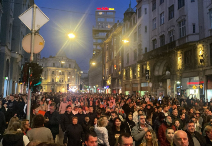 (VIDEO) "Vječna vatra" se gasi za Halida Bešlića: Hiljade građana u desetinama gradova se oprašta od legendarnog pevača
