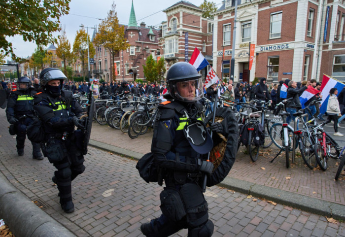 (FOTO) Stotine ljudi na protestu protiv imigracija u Amsterdamu, na više lokacija se okupili i kontrademonstranti