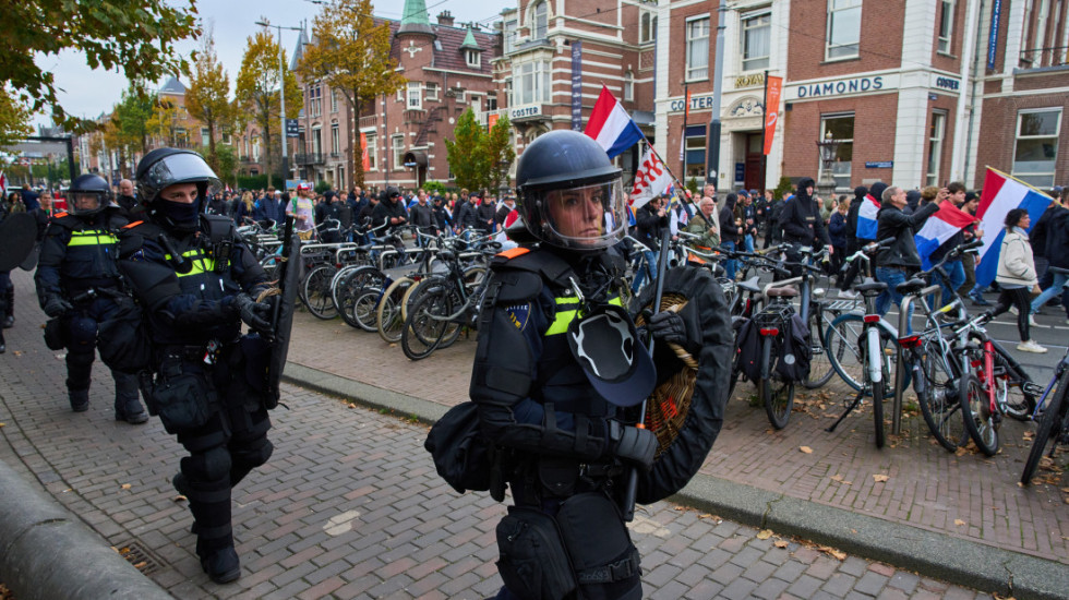 (FOTO) Stotine ljudi na protestu protiv imigracija u Amsterdamu, na više lokacija se okupili i kontrademonstranti
