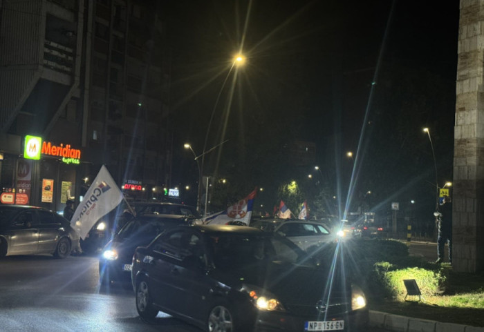 (FOTO/VIDEO) Srpska lista proglasila pobedu u svih 10 srpskih opština na KiM, slavlje na ulicama Severne Mitrovice