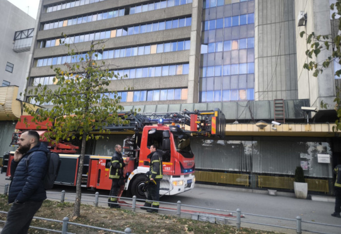 Ugašen požar u zgradi Elektrodistribucije u Novom Sadu, uzrok havarija na delu lifta