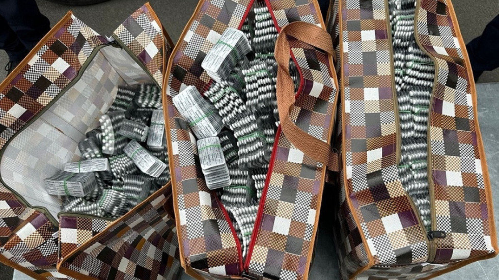 (FOTO) Sprečen pokušaj krijumčarenja lekova: Zaplenjeno skoro 28 kilograma bensedina na Horgošu