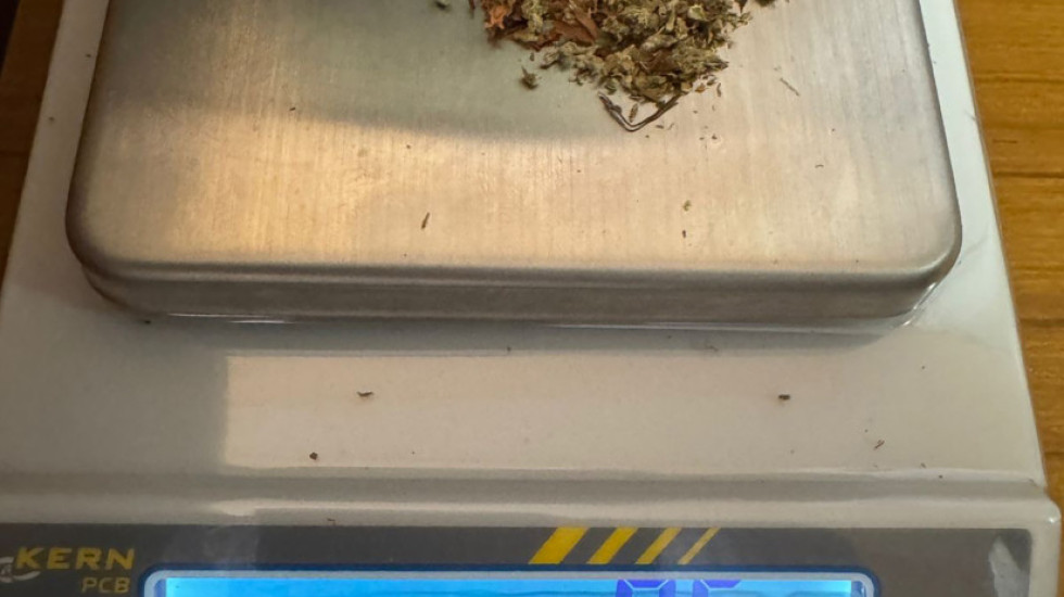 Uhapšena trojica mladića u Novom Sadu: Osumnjičeni za trgovinu narkoticima