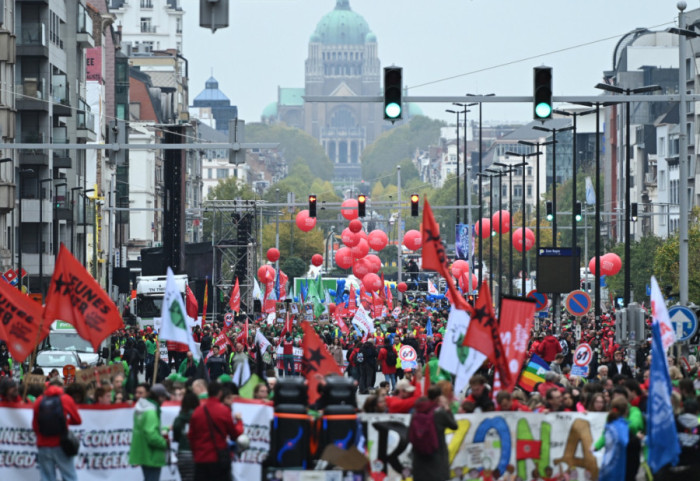 (FOTO) Generalni štrajk u Belgiji, otkazani letovi, desetine hiljada demonstranata na ulicama Brisela