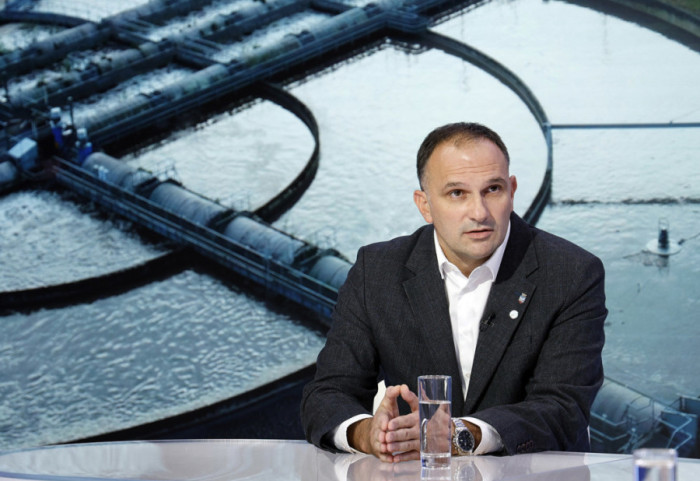 Gradonačelnik tvrdi da Zrenjaninci konačno imaju pijaću vodu, skeptični građani i dalje kupuju flaširanu