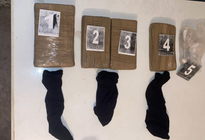 (FOTO) Policija u Smederevu zaplenila kokain, heroin i pištolj: Uhapšen muškarac (48)