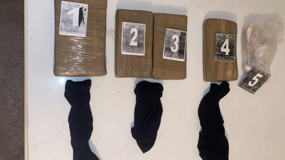 (FOTO) Policija u Smederevu zaplenila kokain, heroin i pištolj: Uhapšen muškarac (48)