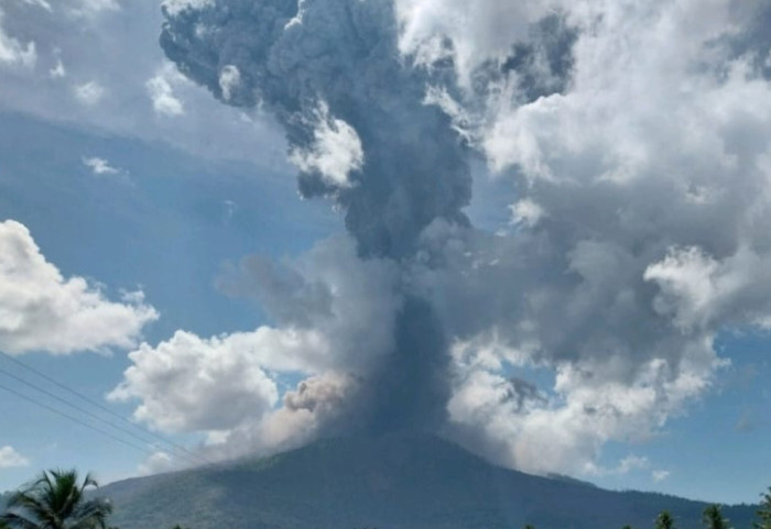 Eruptirao vulkan Levotobi Laki-laki u Indoneziji, izbacio pepeo od 10 kilometara
