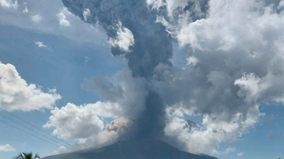 Eruptirao vulkan Levotobi Laki-laki u Indoneziji, izbacio pepeo od 10 kilometara